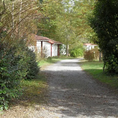 Etche Zahar مكان تخييم